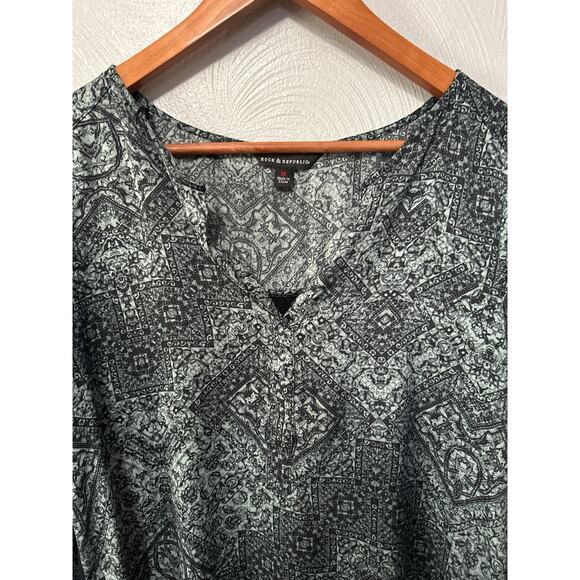 Rock & Republic Blue & Black Silver Print V Neck Tunic Roll Tab Sleeves Medium - Picture 2 of 10